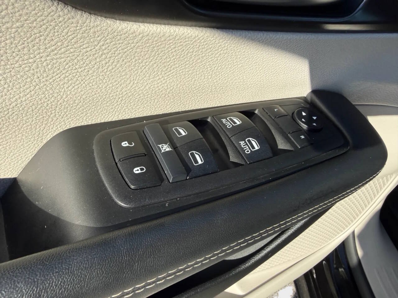 Used 2024 Chrysler Pacifica Touring-L FWD image 13