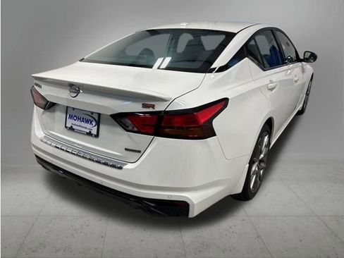 Used 2023 Nissan Altima 2.0 SR FWD image 5