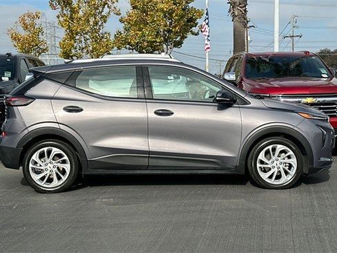 Certified 2022 Chevrolet Bolt EUV LT w/ Comfort Package image 3