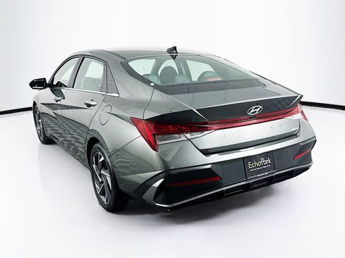 Used 2025 Hyundai Elantra Limited FWD image 5