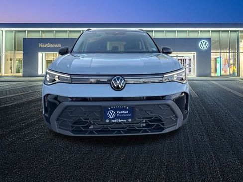 Certified 2025 Volkswagen Taos SE image 9