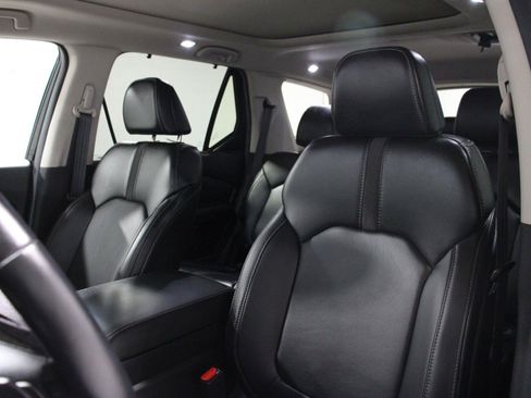 Used 2025 Honda Pilot Touring image 3