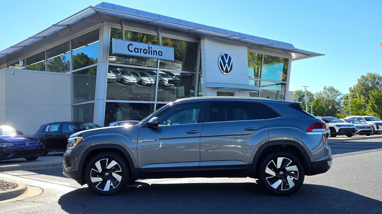 Certified 2024 Volkswagen Atlas Cross Sport SE AWD/4WD image 3