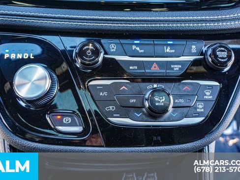 Used 2025 Chrysler Pacifica Limited image 50