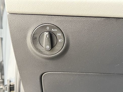 Used 2023 Volkswagen Taos SE w/ Panoramic Sunroof Package FWD image 20