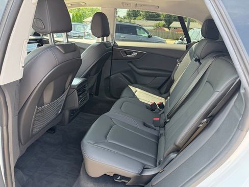 Used 2023 Audi Q8 Premium image 12