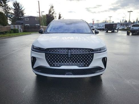 Used 2024 Lincoln Nautilus Reserve image 10