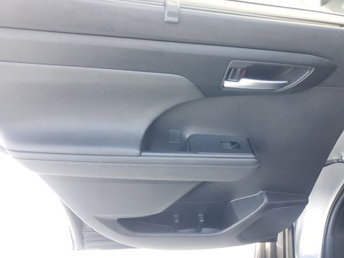 Used 2023 Toyota Highlander XLE FWD image 16