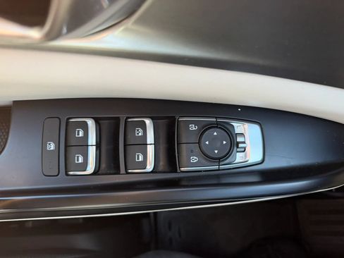 Used 2023 Kia Carnival LX FWD image 24