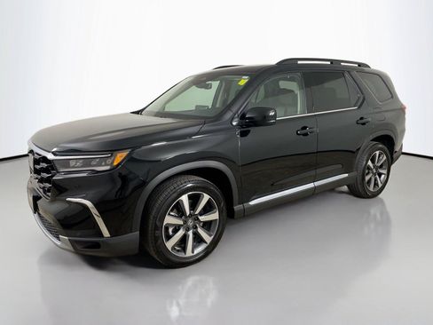 Used 2025 Honda Pilot Touring image 8