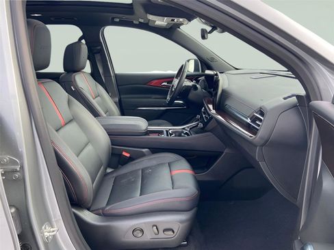 Used 2025 Chevrolet Traverse RS image 14