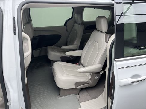 Used 2021 Chrysler Pacifica Touring-L w/ Premium & Safety Sphere Group image 11