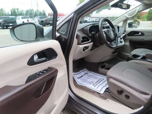 Used 2021 Chrysler Pacifica Touring AWD/4WD image 17