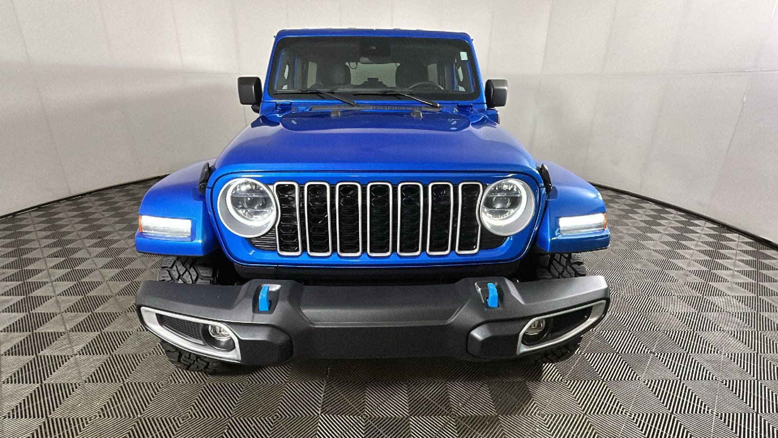 Used 2024 Jeep Wrangler Unlimited Sahara AWD/4WD image 9