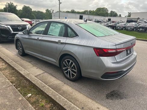 Used 2025 Volkswagen Jetta SE FWD image 4