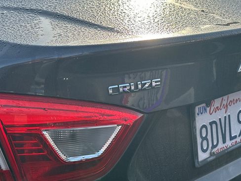 Used 2017 Chevrolet Cruze LT image 6