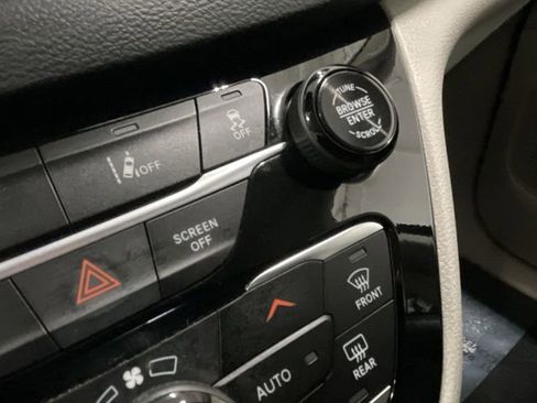 Used 2024 Chrysler Pacifica Touring-L image 29