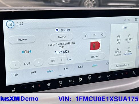 Certified 2025 Ford Escape SE w/ PHEV Premium Package image 29