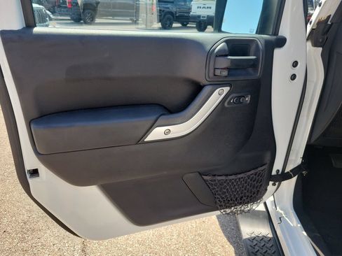 Used 2014 Jeep Wrangler Unlimited Sahara w/ Connectivity Group AWD/4WD image 17