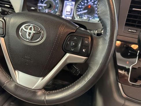 Used 2017 Toyota Sienna XLE w/ XLE Navigation Package FWD image 29