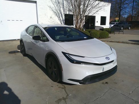 Used 2023 Toyota Prius LE image 2