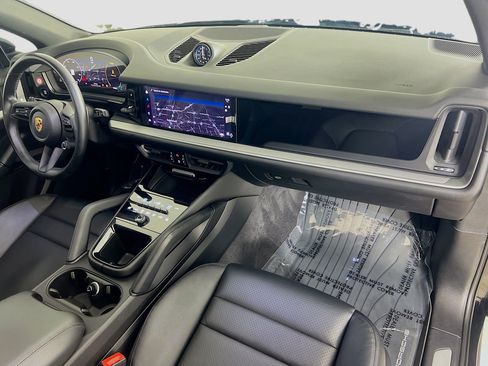 Used 2024 Porsche Cayenne image 31
