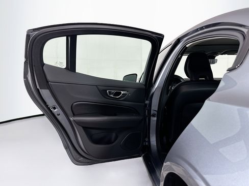 Used 2021 Volvo S60 T5 Momentum w/ Premium Package image 27