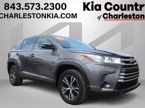 Used 2019 Toyota Highlander LE FWD image 1