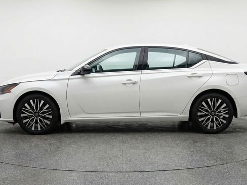 Used 2025 Nissan Altima 2.5 SV FWD image 5