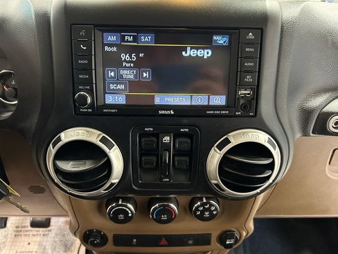 Used 2017 Jeep Wrangler Unlimited Rubicon w/ Connectivity Group AWD/4WD image 15