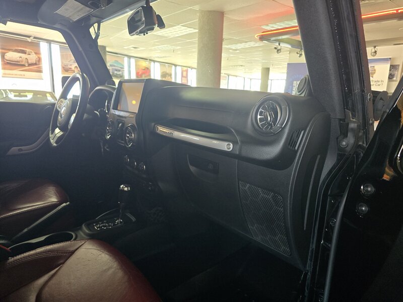 Used 2013 Jeep Wrangler Unlimited Rubicon AWD/4WD image 14
