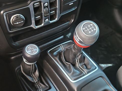Used 2022 Jeep Wrangler Unlimited Sahara w/ LED Lighting Group AWD/4WD image 17