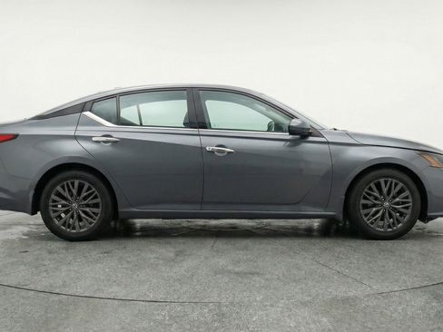 Used 2025 Nissan Altima 2.5 SV FWD image 11