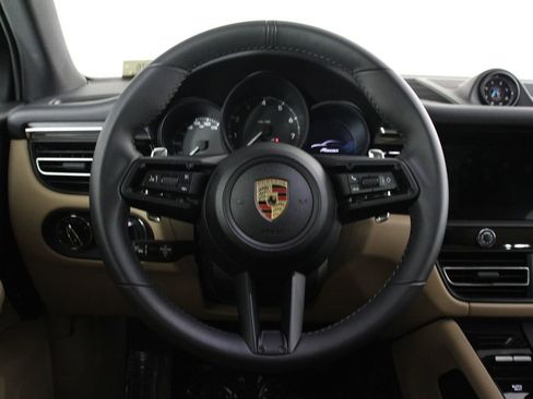 Certified 2025 Porsche Macan image 12