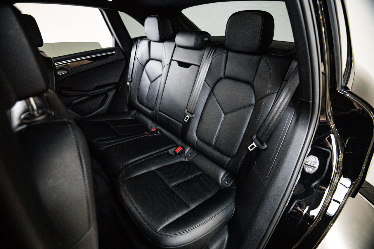 Certified 2024 Porsche Macan AWD/4WD image 25