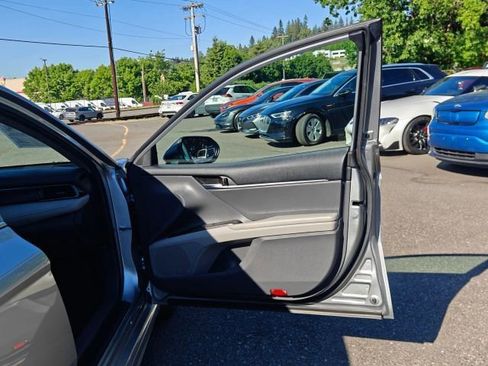 Used 2022 Toyota Camry SE FWD image 25