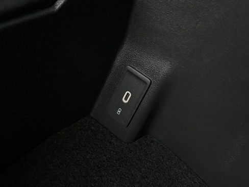 Used 2025 Volkswagen Atlas Cross Sport SE w/ Panoramic Sunroof Package image 32