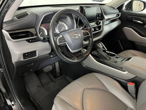 Used 2022 Toyota Highlander XLE image 3