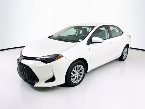 Used 2018 Toyota Corolla LE image 3