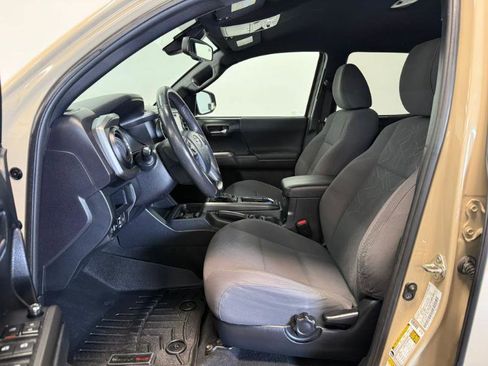 Used 2018 Toyota Tacoma TRD Sport RWD image 11