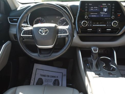 Used 2022 Toyota Highlander XLE AWD/4WD image 3