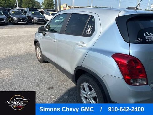 Used 2022 Chevrolet Trax LS w/ Tint and Cruise Package FWD image 3