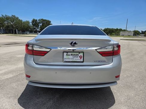 Used 2017 Lexus ES 300h w/ Luxury Package FWD image 4