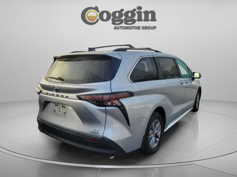 Certified 2024 Toyota Sienna XLE image 6