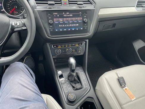 Used 2021 Volkswagen Tiguan SE w/ Panoramic Sunroof Package image 17