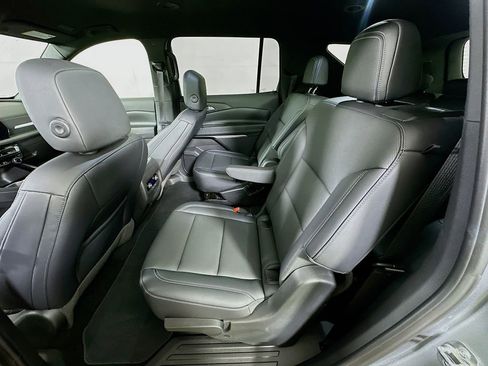 Used 2025 Chevrolet Traverse LT image 14