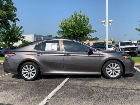 Used 2018 Toyota Camry LE w/ Convenience Package FWD image 2