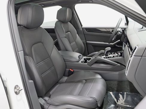 Used 2019 Porsche Cayenne image 24