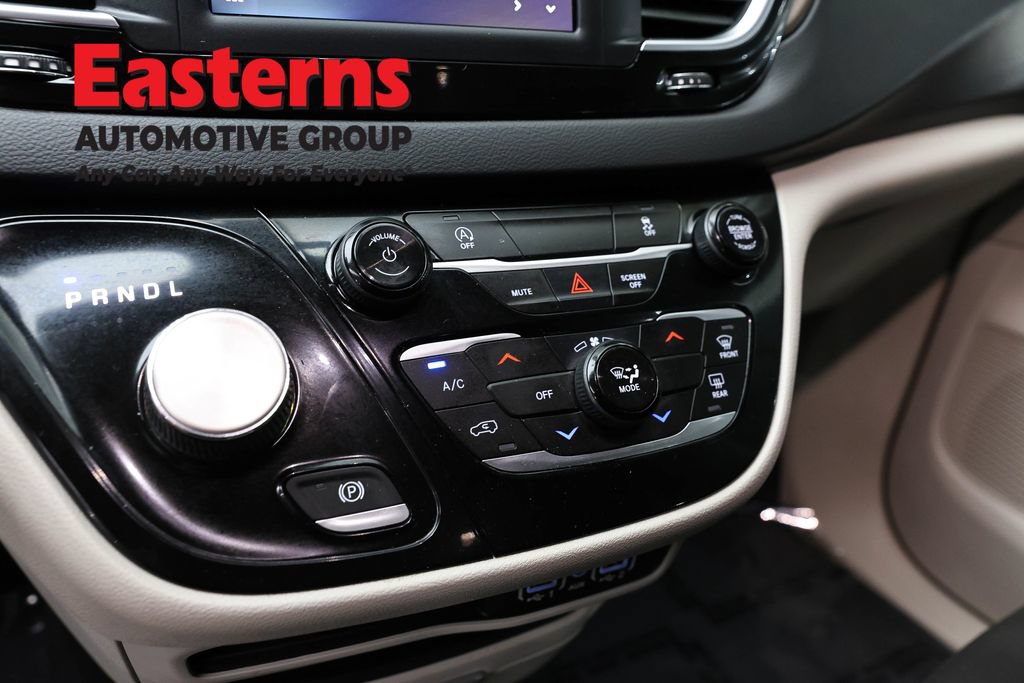 Used 2022 Chrysler Voyager LX FWD image 21