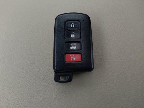 Used 2014 Toyota Camry XLE image 32